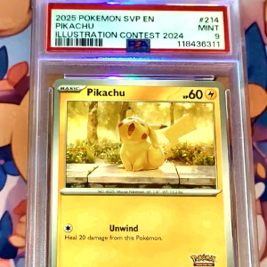 Carta Graduada Pikachu Promo 2025 242/SV-P Illustration – Inglês – PSA – Nota 9